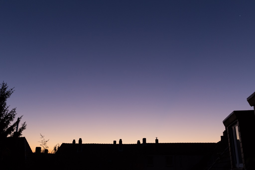 Purpurlicht um 6:51 Uhr MESZ zum Beginn der Erscheinung. (Bild: B. Knispel)