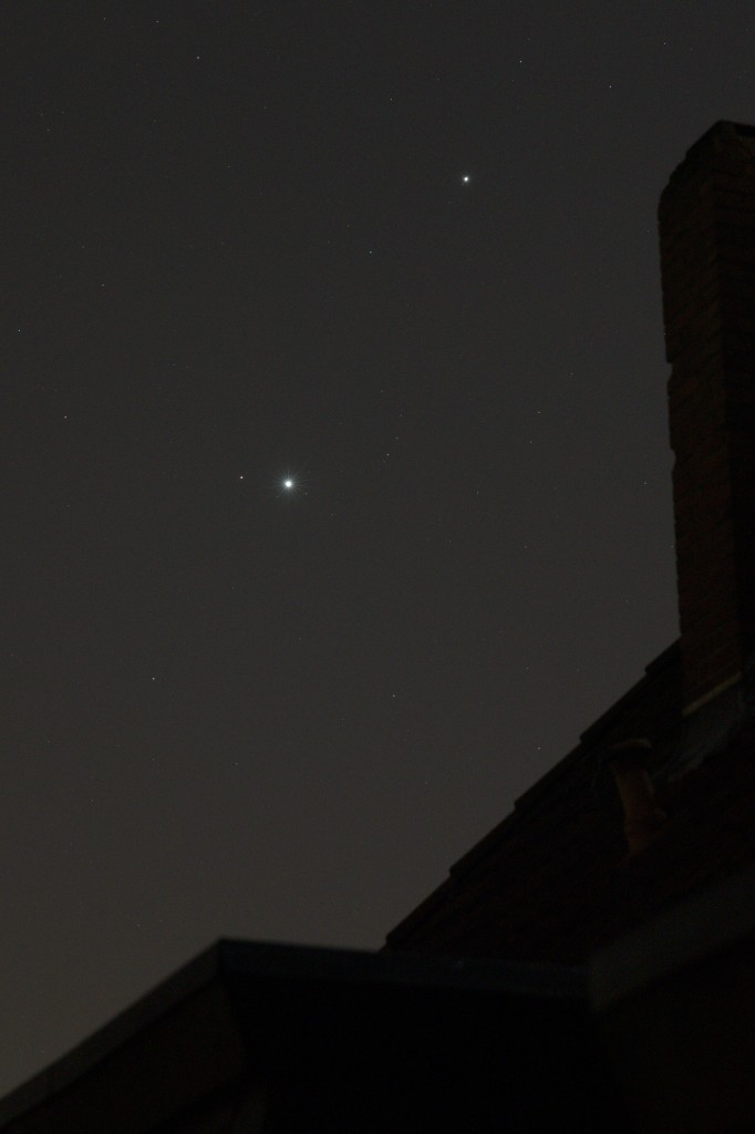 Venus und Mars (Bildmitte) und Jupiter (oberhalb) am Morgen des 2.11.2015 um 5:37 Uhr MEZ. (Bild: B. Knispel)