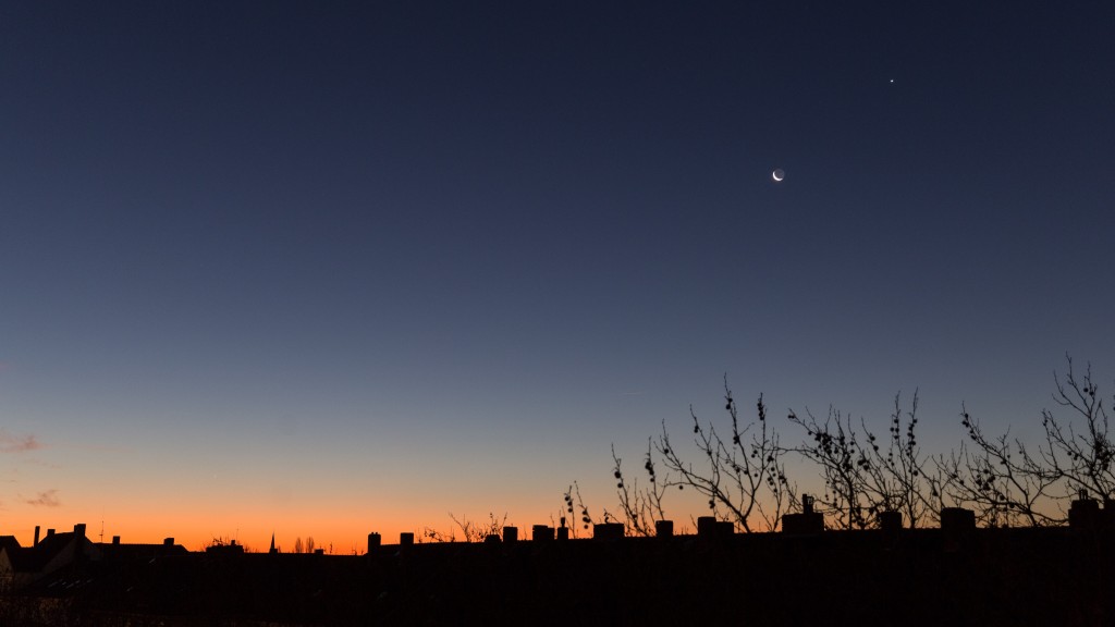 Dämmerungspanorama mit Mondsichel und Venus am 8.12.2015 um 7:20 Uhr MEZ. (Bild: B. Knispel)