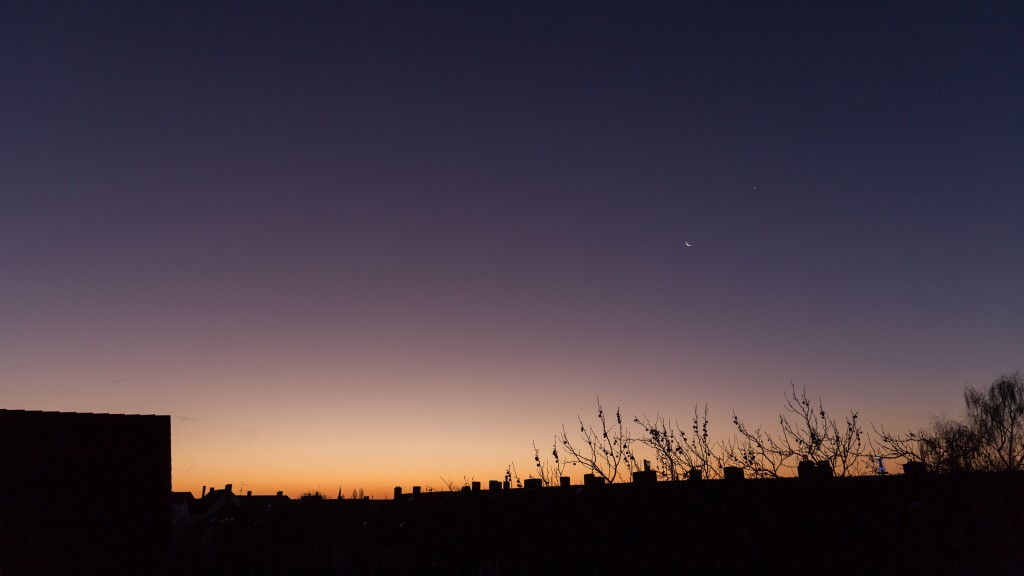 Purpurlicht mit Mondsichel und Venus um 7:44 Uhr MEZ am 8.12.2015. (Bild: B. Knispel)