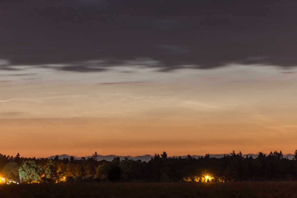 Details der Leuchtenden Nachtwolken um 2:51 MESZ nahe des Nordhizonts bei f=168 mm, fotografiert aus Elze (Wedemark). (Bild: B. Knispel)