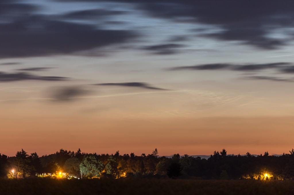 Details der Leuchtenden Nachtwolken um 2:56 MESZ nahe des Nordhizonts bei f=168 mm, fotografiert aus Elze (Wedemark). (Bild: B. Knispel)