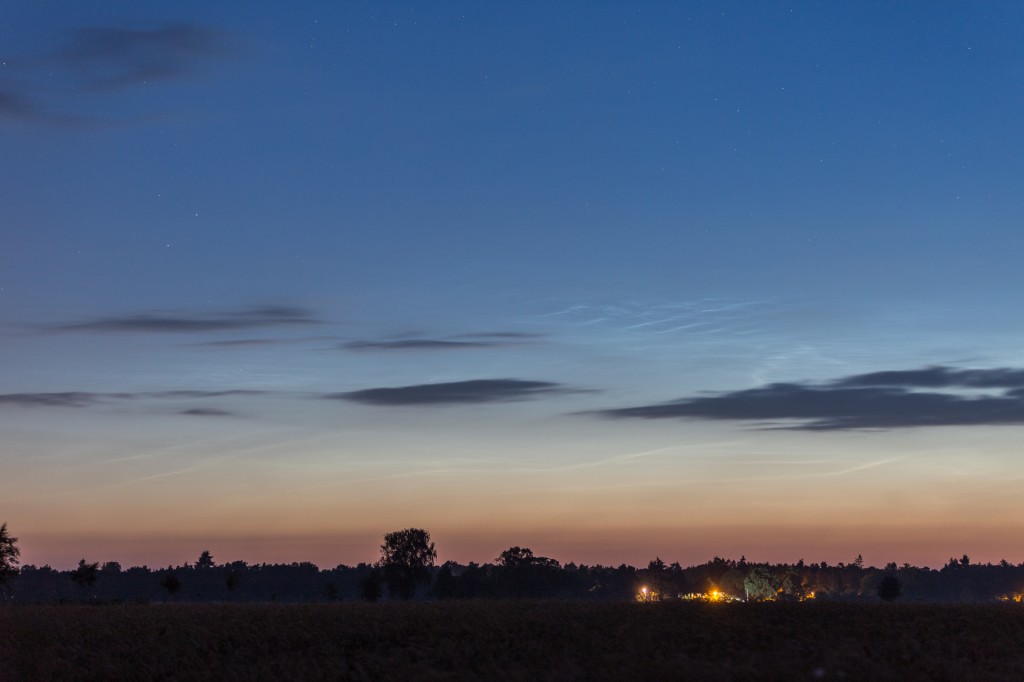 Leuchtende Nachtwolken um 3:07 MESZ, fotografiert aus Elze (Wedemark). (Bild: B. Knispel)