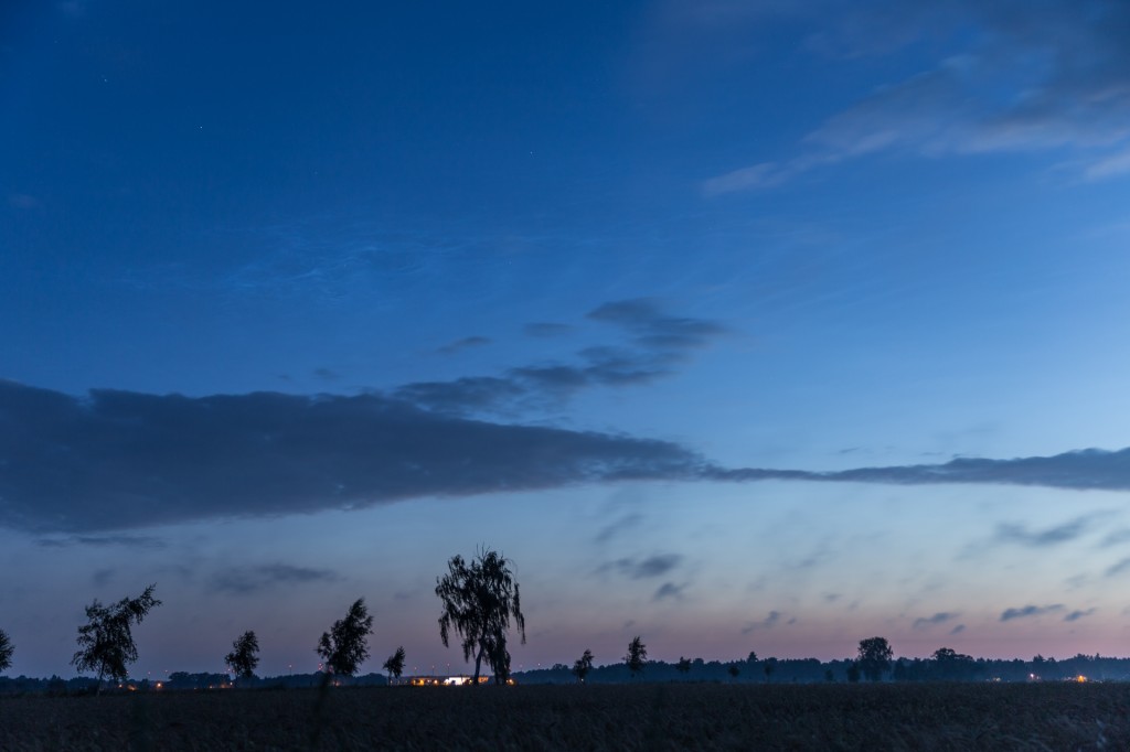 Um 3:52 Uhr MESZ reichen die Leuchtenden Nachtwolken bis zum Kasten des Großen Wagen. (Bild: B. Knispel)