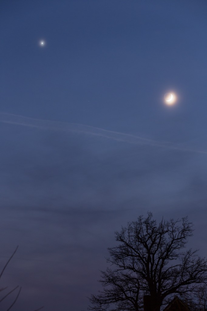 Venus und die Sichel des zunehmenden Monds am 1. Januar 2017 um 17:18 Uhr MEZ. Bild: B. Knispel