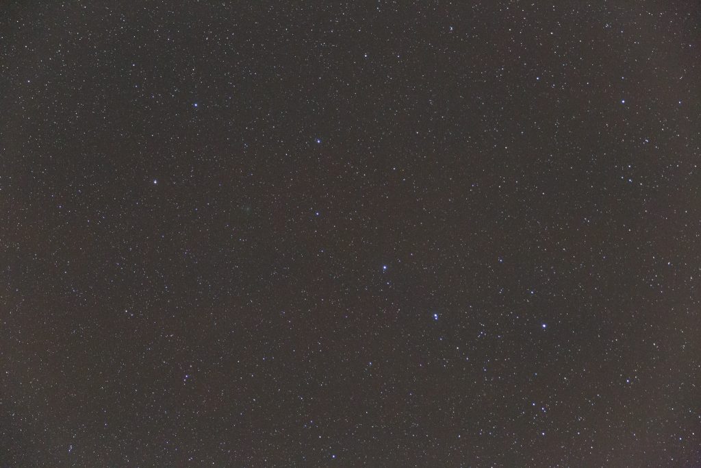  Einzelbild vom Großen Bären mit dem Kometen 41P (grüner Klecks) zwischen den Sternen an der oberen Kastenkante. Bild: B. Knispel