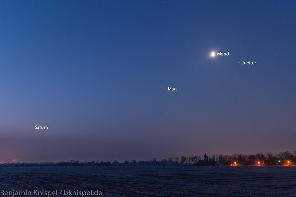 Das Panorama am Morgen des 8.3.2018 mit Mond und drei Planeten. (Bild: B. Knispel)