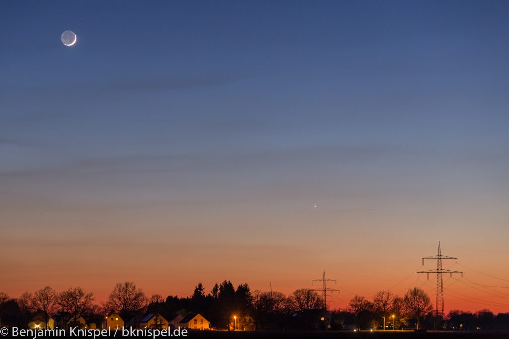 Mondsichel, Venus (unten rechts der Mitte) und Merkur (links oberhalb der Venus) am Abend des 19. März 2018 um 19:34 Uhr MEZ. (Bild: B. Knispel)