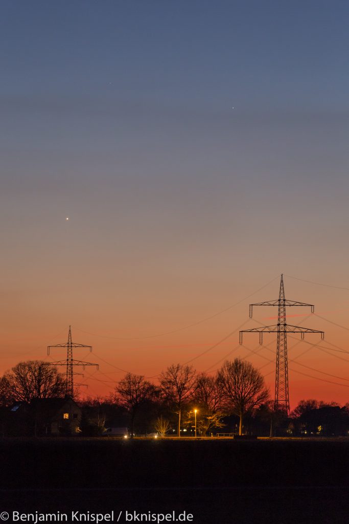 Venus (unten links) und Merkur (rechts oberhalb der Venus) am Abend des 19. März 2018 um 19:36 Uhr MEZ. (Bild: B. Knispel)