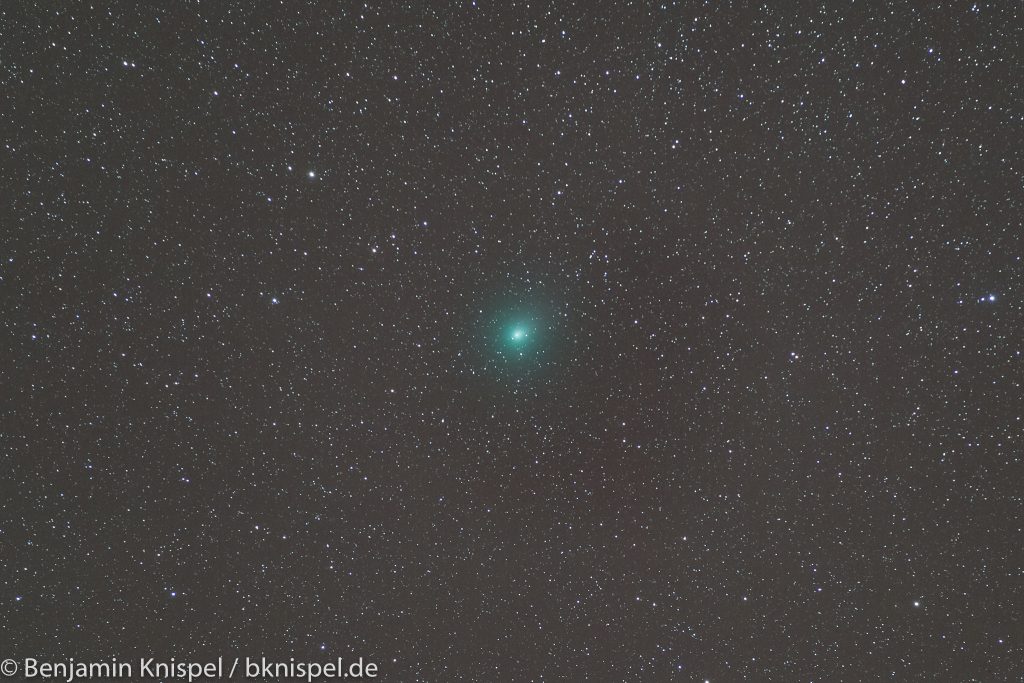 Komet 46P/Wirtanen am Abend des 2. Januar 2019. Summenbild aus 10 Einzelaufnahmen mit je 60 Sekunden Belichtungszeit bei f=200 mm, Blende f/3,2 und ISO 2000. Ausschnitt aus dem Summenbild. (Bild: B. Knispel)