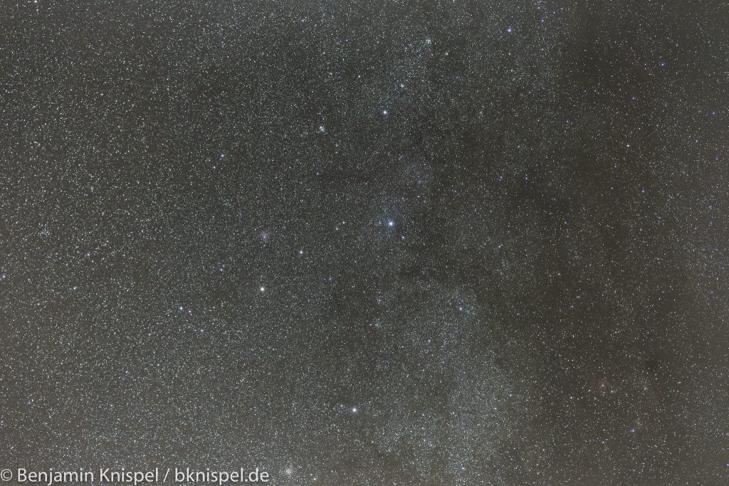 Die Milchstraße im Sternbild Cassiopea am Abend des 2. Januar 2019. Summenbild aus 11 Einzelaufnahmen mit je 60 Sekunden Belichtungszeit bei f=70 mm, Blende f/3,2 und ISO 2000. (Bild: B. Knispel)