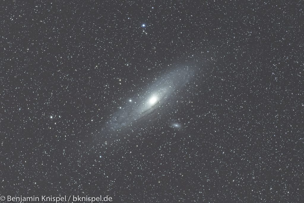 Die Andromedagalaxie (Messier 31) mit ihren beiden Begleitgalaxien am Abend des 2. Januar 2019. Summenbild aus 9 Einzelaufnahmen mit je 60 Sekunden Belichtungszeit bei f=200 mm, Blende f/3,2 und ISO 2000. Ausschnitt aus dem Summenbild. (Bild: B. Knispel)
