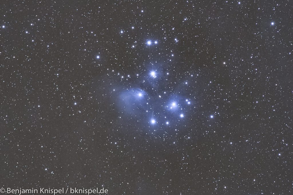 Die Plejaden (Messier 45) am Abend des 2. Januar 2019. Summenbild aus 11 Einzelaufnahmen mit je 60 Sekunden Belichtungszeit bei f=200 mm, Blende f/3,2 und ISO 2000. Ausschnitt aus dem Summenbild. (Bild: B. Knispel)